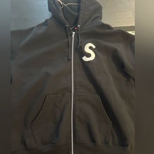 Worn once supreme zip up hoodie.